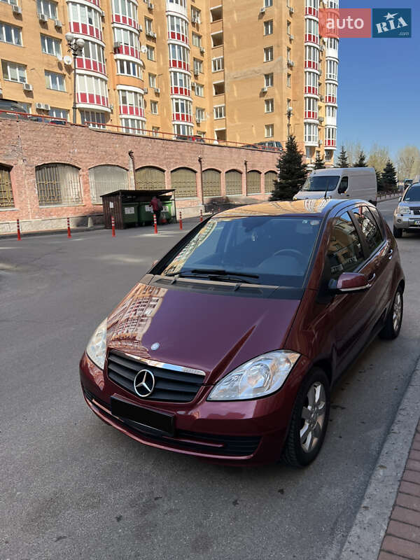 Хетчбек Mercedes-Benz A-Class 2011 в 