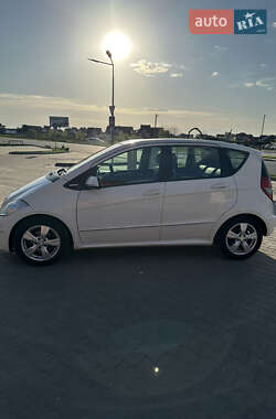Хэтчбек Mercedes-Benz A-Class 2011 в 