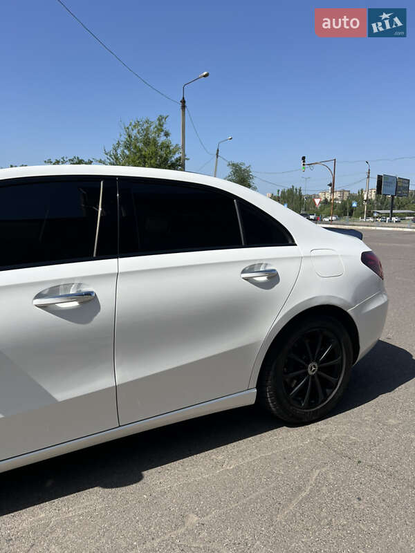 Седан Mercedes-Benz A-Class 2019 в Днепре