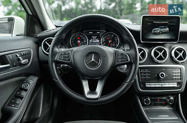 Хэтчбек Mercedes-Benz A-Class 2016 в 
