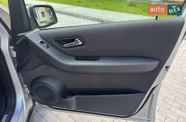 Хэтчбек Mercedes-Benz A-Class 2011 в 