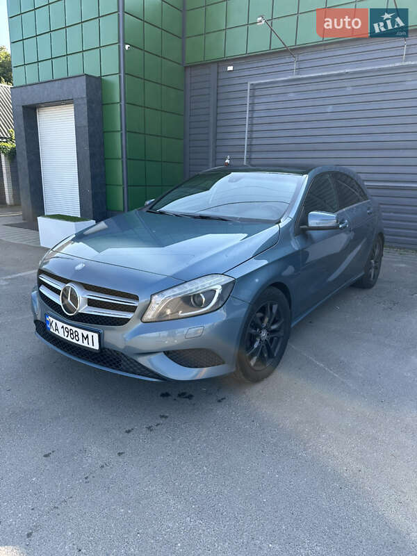 Хэтчбек Mercedes-Benz A-Class 2012 в 