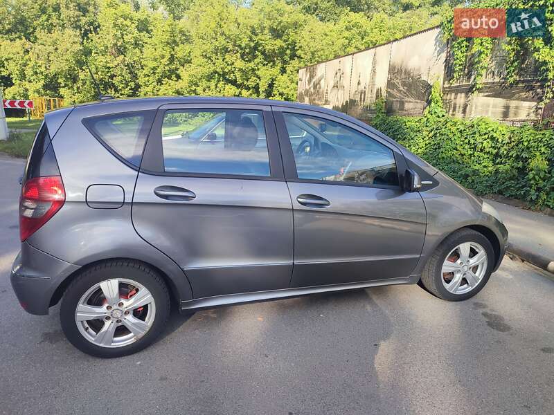 Хэтчбек Mercedes-Benz A-Class 2010 в 