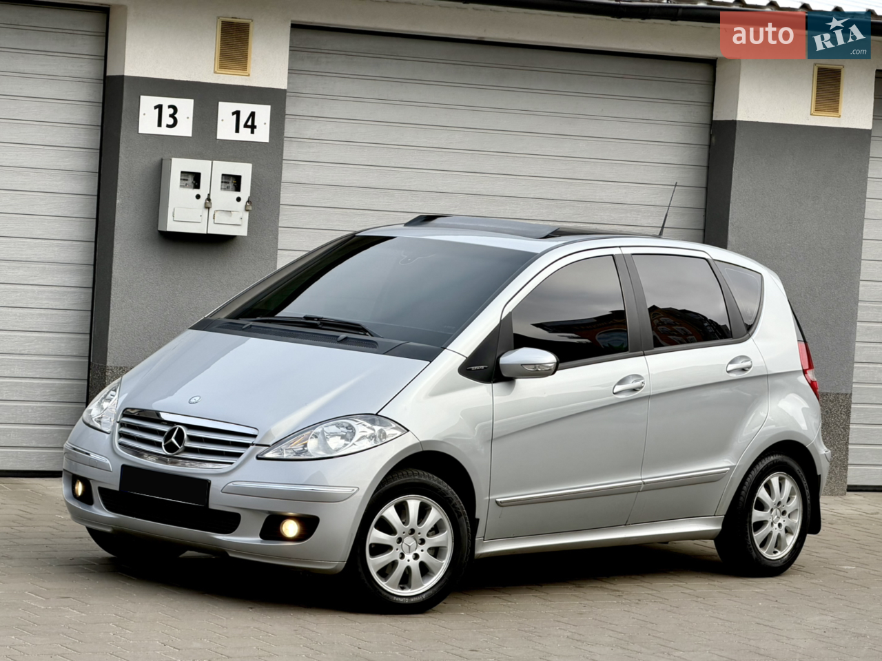 Продам Mercedes-Benz A-Class. 
В комплектації Elegance. 
Авто в хорошому стані. 
Надійний двигун 1.5 бензин на якій при бажанні можна встановити газ. 
Двигун, коробка працює чітко!  
По ходовій все чудово. 
Все працює без проблем, жодної помилки. 
Литі оригінальні диски R15 на зимовій гумі, літня також присутня. 
Хороша комплектація:
Кондиціонер, всі скло підійомники, мульти кермо, датчик світла, панорамний дах, який повністю відкривається, та ще багато всього цікавого) 
Тонування по колу хорошою плівкою. 
Всі вікна рідні. 
Дуже комфортний, надійний, економний, та місткий автомобіль. 
Гарне авто за свої кошти, авто чудово підійде для дівчини чи починаючого водія)
Торг присутній але не великий. 
Прохання перекупи та площадки не турбувати!  
Любий вид переоформлення. 
По всім додатковим питанням телефонуйте або пишіть.  

