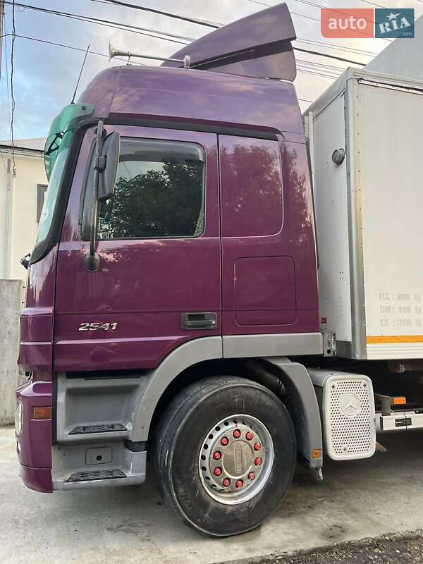 Грузовой фургон Mercedes-Benz Actros 2003 в Виноградове
