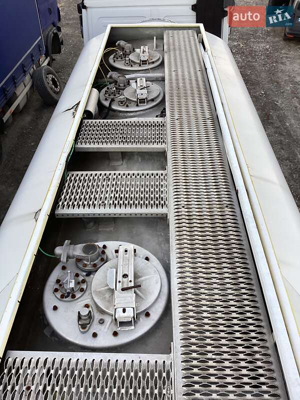 Бензовоз Mercedes-Benz Actros 2008 в Львове