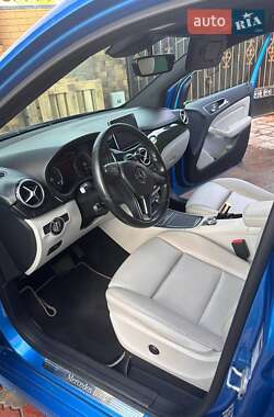 Хэтчбек Mercedes-Benz B-Class 2016 в 