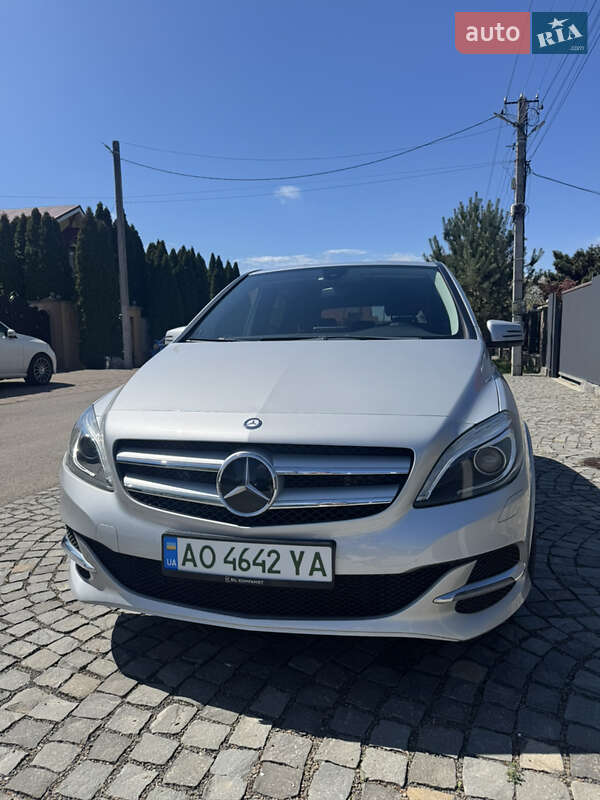 Хэтчбек Mercedes-Benz B-Class 2016 в 