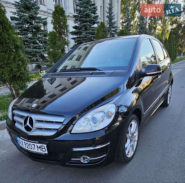 Хэтчбек Mercedes-Benz B-Class 2010 в 