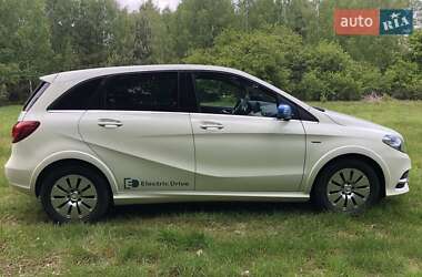 Хэтчбек Mercedes-Benz B-Class 2017 в 