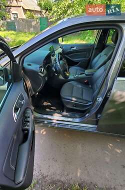 Хэтчбек Mercedes-Benz B-Class 2015 в 