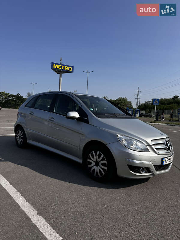 Хэтчбек Mercedes-Benz B-Class 2009 в 