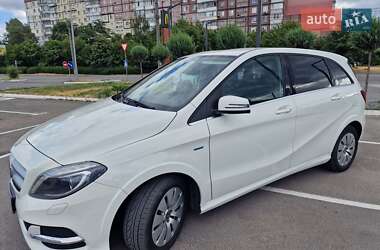 Хэтчбек Mercedes-Benz B-Class 2017 в 