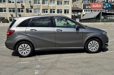 Хэтчбек Mercedes-Benz B-Class 2017 в 