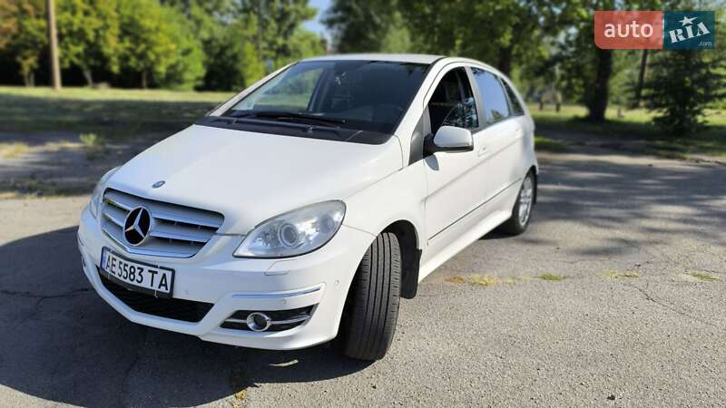 Хэтчбек Mercedes-Benz B-Class 2010 в 