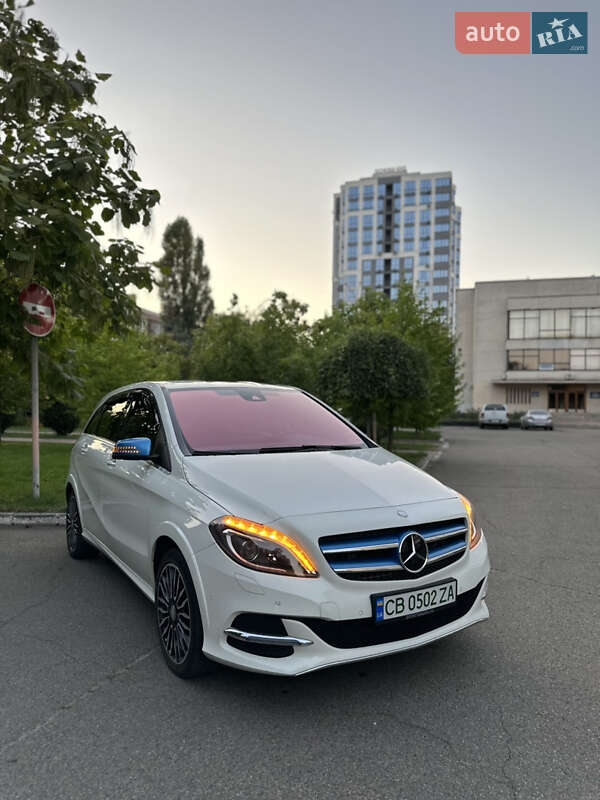 Хэтчбек Mercedes-Benz B-Class 2015 в 