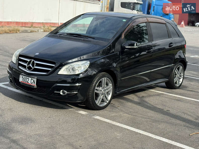Хэтчбек Mercedes-Benz B-Class 2011 в 