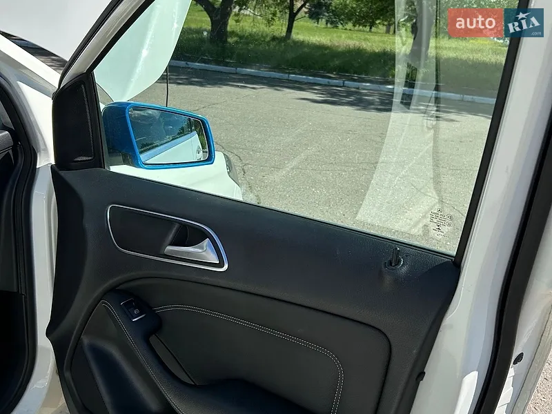 Mercedes-Benz B-Class 2015 VIN WDD2428901J005501 фото оголошення 22 з 59