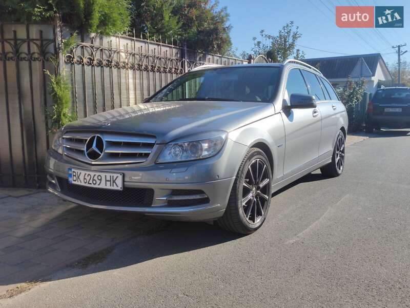 Універсал Mercedes-Benz C-Class 2011 в Києві