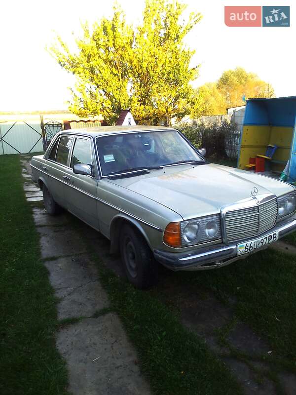 Седан Mercedes-Benz C-Class 1981 в Березному
