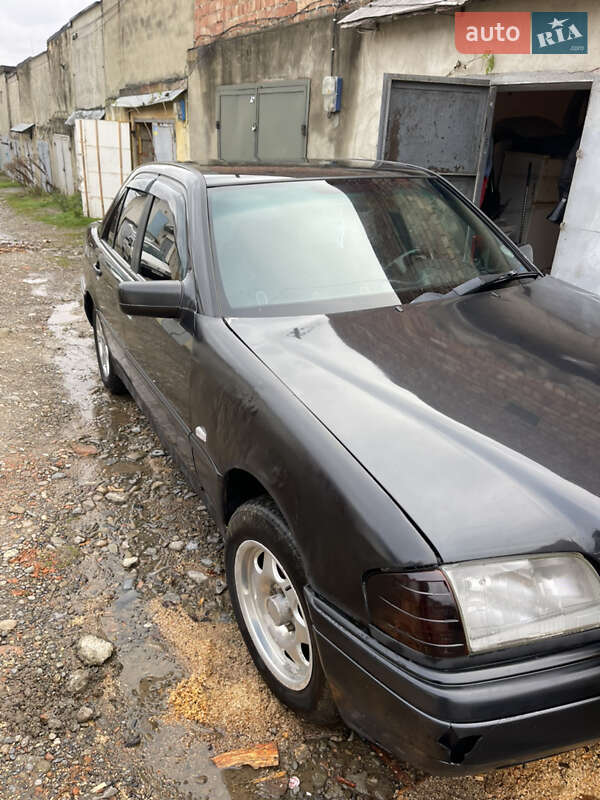 Седан Mercedes-Benz C-Class 1993 в Черновцах