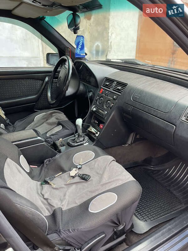 Седан Mercedes-Benz C-Class 1993 в Черновцах