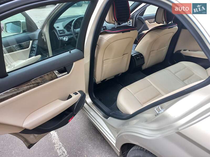 Седан Mercedes-Benz C-Class 2010 в Дніпрі