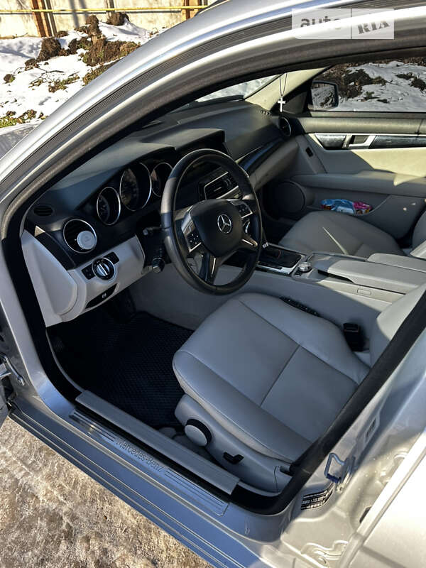 Універсал Mercedes-Benz C-Class 2011 в Чернівцях