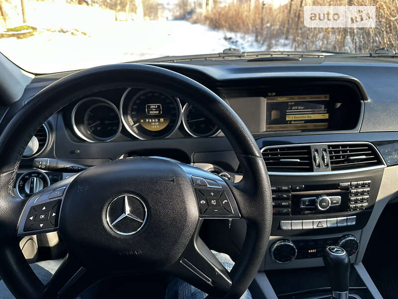 Універсал Mercedes-Benz C-Class 2011 в Чернівцях