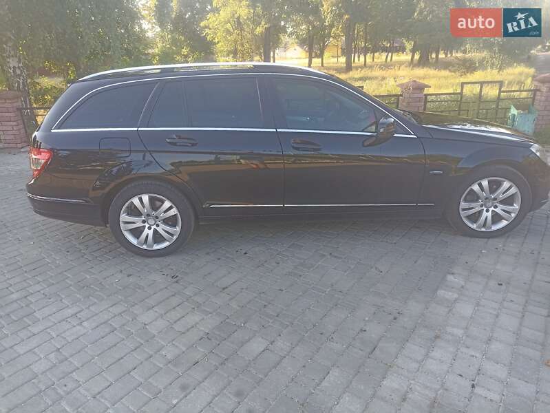 Универсал Mercedes-Benz C-Class 2011 в Вараше