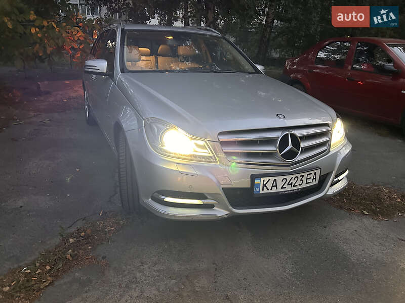 Універсал Mercedes-Benz C-Class 2011 в Києві