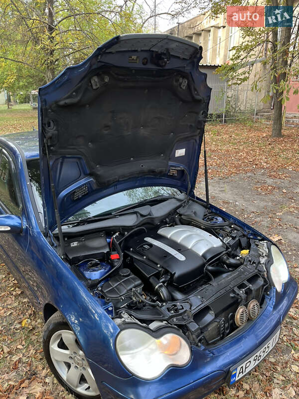 Седан Mercedes-Benz C-Class 2002 в Запоріжжі