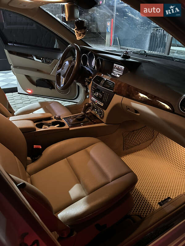 Седан Mercedes-Benz C-Class 2013 в Львові