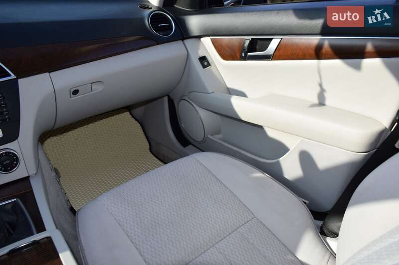 Седан Mercedes-Benz C-Class 2011 в Бучаче фото 36 Седан Mercedes-Benz C-Class 2011 в Бучаче