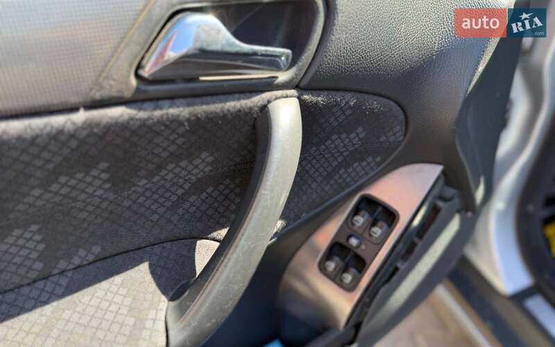 Универсал Mercedes-Benz C-Class 2004 в Черновцах