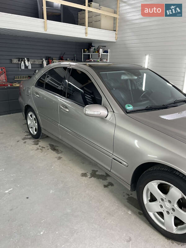 Седан Mercedes-Benz C-Class 2004 в Львове