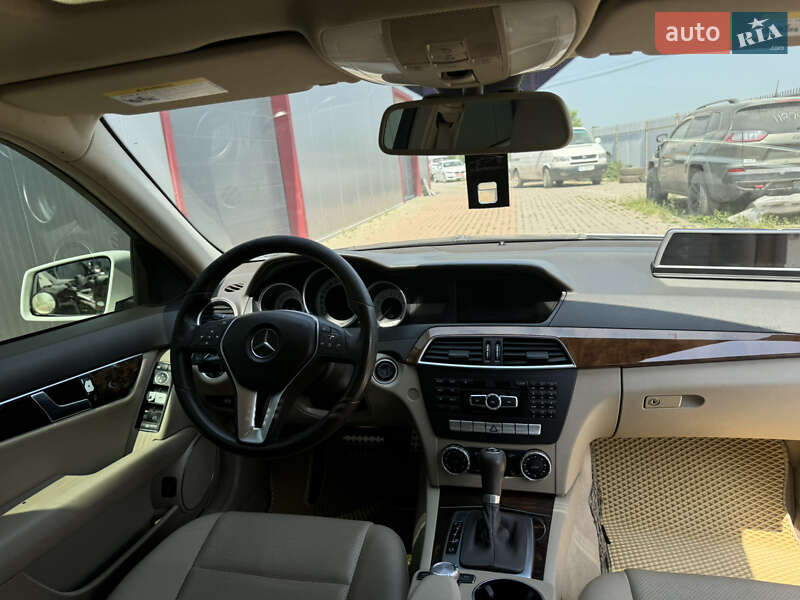 Седан Mercedes-Benz C-Class 2011 в Черновцах