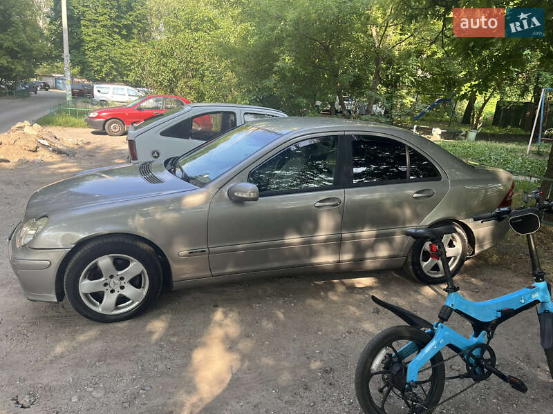 Седан Mercedes-Benz C-Class 2004 в Днепре