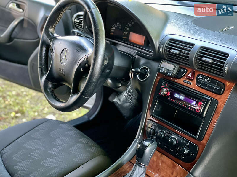 Седан Mercedes-Benz C-Class 2002 в Чернівцях