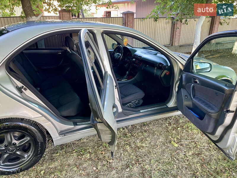 Седан Mercedes-Benz C-Class 2002 в Чернівцях