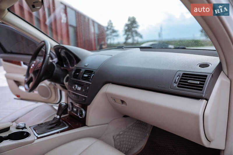 Седан Mercedes-Benz C-Class 2010 в Львове