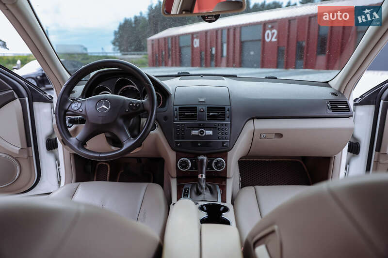 Седан Mercedes-Benz C-Class 2010 в Львове