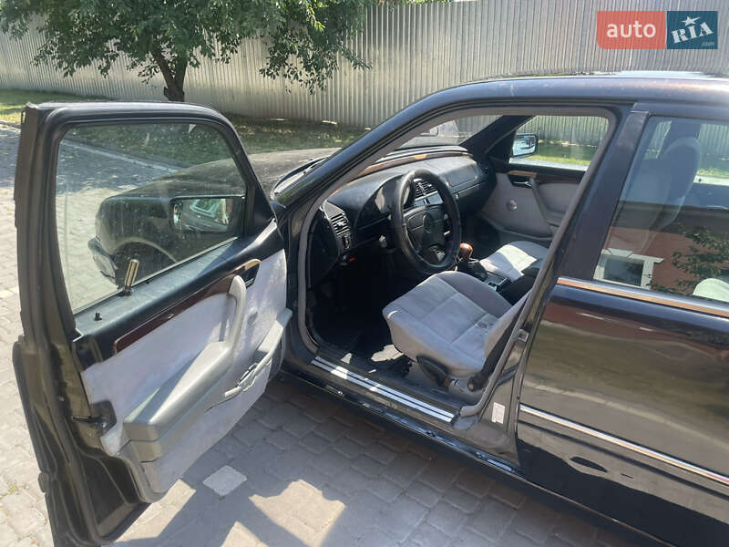 Седан Mercedes-Benz C-Class 1994 в Чернівцях