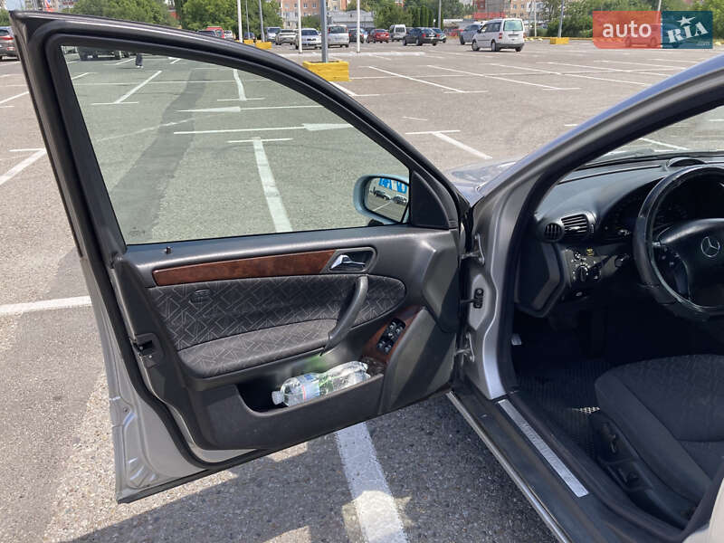 Універсал Mercedes-Benz C-Class 2003 в Чернівцях