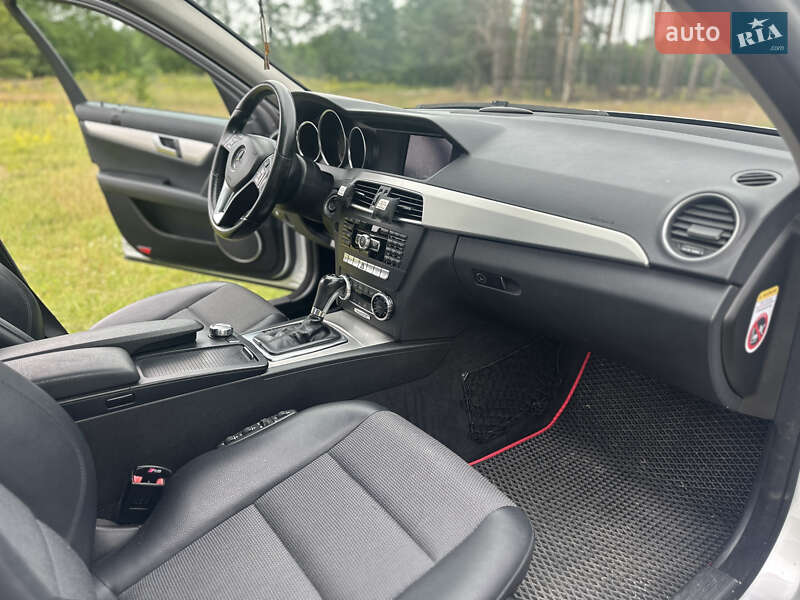Універсал Mercedes-Benz C-Class 2011 в Києві