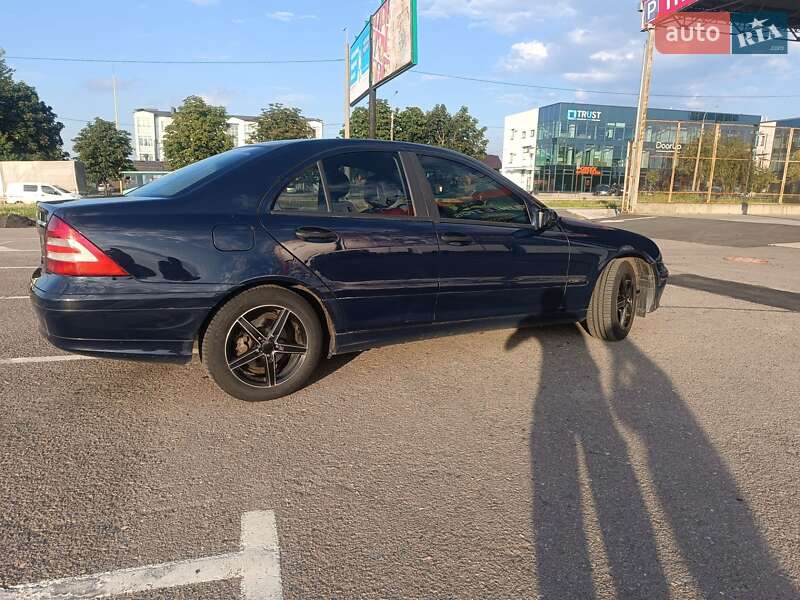 Седан Mercedes-Benz C-Class 2005 в Ровно