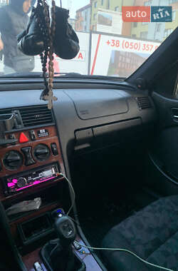 Седан Mercedes-Benz C-Class 2000 в 