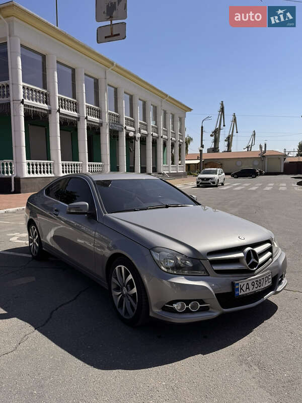 Купе Mercedes-Benz C-Class 2011 в 