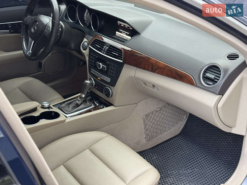 Седан Mercedes-Benz C-Class 2012 в Чернигове