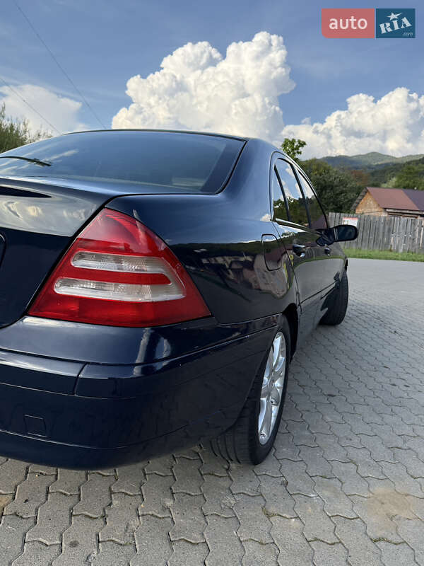 Седан Mercedes-Benz C-Class 2000 в Сваляві